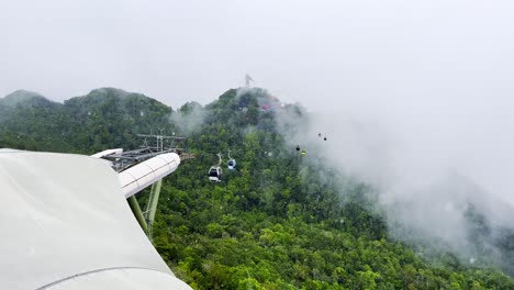 Una-Toma-De-Teleféricos-Moviéndose-Sobre-Montañas-Nubladas-Bajo-La-Lluvia-En-La-Isla-De-Langkawi