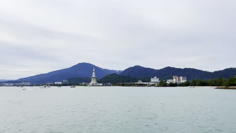 Ein-Blick-Auf-Die-Gebäude-Und-Andere-Touristenattraktionen-Auf-Der-Insel-Für-Das-Meer