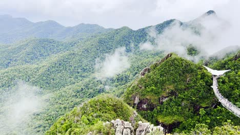 Eine-Drohnenaufnahme-Der-Atemberaubenden-Schönheit-Der-Sanften-Hügel-In-Langkawi