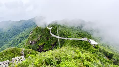 Toma-Aérea-Del-Puente-Aéreo-De-Langkawi-Es-Un-Puente-Atirantado-Peatonal-Curvo-De-125-Metros-En-Malasia