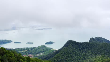 Eine-Atemberaubende-Drohnenaufnahme-Der-Insel-Langkawi