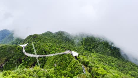 Toma-Aérea-De-Una-Plataforma-De-Puente-A-660-Metros-Sobre-El-Nivel-Del-Mar-En-La-Cima-De-Langkawi-Malasia