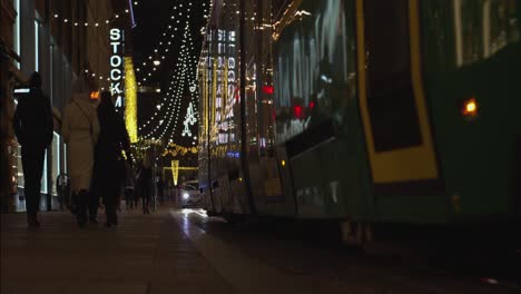 El-Tranvía-De-Tránsito-De-ángulo-Bajo-Pasa-Por-Las-Calles-De-La-Ciudad-Decoradas-Para-Navidad