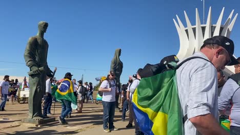 Der-Pro-Waffen-Protest-In-Der-Stadt-Brasilia,-Als-Der-Brasilianische-Präsident-Bolsonario-Ein-Dekret-Unterzeichnete,-Das-Es-Den-Brasilianern-Erleichtert,-Waffen-Zu-Hause-Zu-Behalten