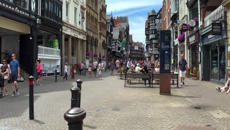 Geschäfte-Und-Menschen-In-Chester,-England