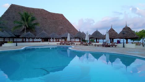 Nungwi-Beach,-Zanzibar---Tanzania---18-De-Junio-De-2022---Resort-En-La-Costa-Del-Océano-índico-En-Nungwi-Beach-Con-Piscina