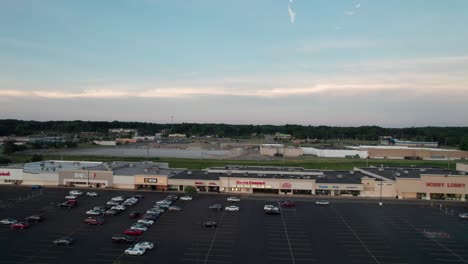 área-De-Estacionamiento-Del-Centro-Comercial,-Vista-Aérea