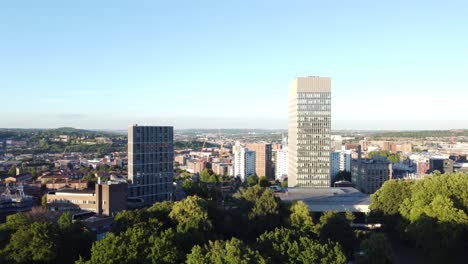 La-Torre-De-Las-Artes-De-La-Universidad-De-Sheffield-Desde-El-Parque-Weston-Filmada-En-4k-25-Fps-Con-Una-Cámara-De-Dron-Profesional