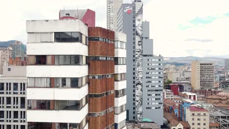 Skyline-Von-Bogotá-Mit-Den-Bergen-Von-Monserrat-Im-Hintergrund