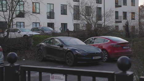 Coches-De-Vehículos-Eléctricos-Tesla,-Estacionados-En-Una-Zona-De-Lujo,-Estocolmo,-De-Mano