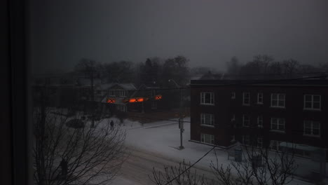 Moody-Tiro-Amplio-Desde-Una-Ventana-Que-Mira-Hacia-Abajo-A-Una-Calle-De-La-Ciudad-Que-Experimenta-Un-Clima-Invernal-Extremo