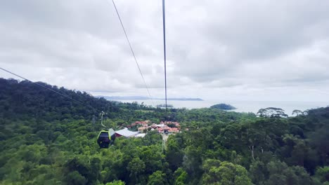 Una-Foto-De-Personas-Subiendo-Y-Bajando-En-Teleféricos-Sobre-Las-Colinas-De-Langkawi