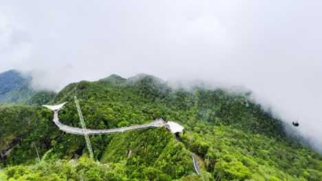 Toma-Real-Que-Captura-Tanto-El-Camino-De-La-Cuerda-Como-El-Camino-A-Pie-Sobre-Las-Montañas-De-Langkawi