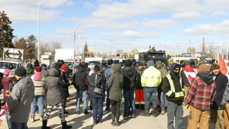 La-Gente-Protesta-Por-El-Bloqueo-De-La-Carretera-En-El-Evento-Freedom-Convoy-2022,-Ontario,-Canadá