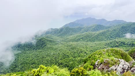 Vista-Aérea-De-Interminables-Colinas-Exuberantes-De-Langkawi-Que-Se-Siente-Como-Un-Paraíso