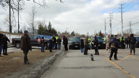 Manifestantes-Y-Personas-En-El-Convoy-De-La-Libertad-En-Windsor,-Ontario,-Canadá