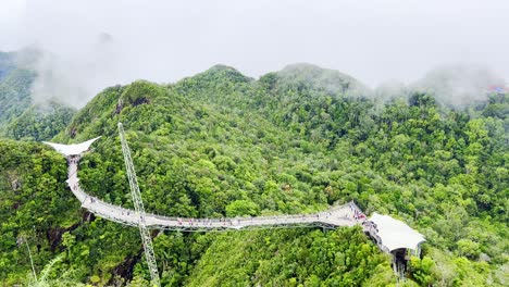 Eine-Aufnahme-Der-Langkawi-Sky-Bridge,-Ein-Wunderwerk-Der-Technik-Mit-Durchsichtigem-Glasboden.-Die-Sehenswürdigkeiten-Und-Ausblicke-Von-Hier-Aus-Sind-Atemberaubend