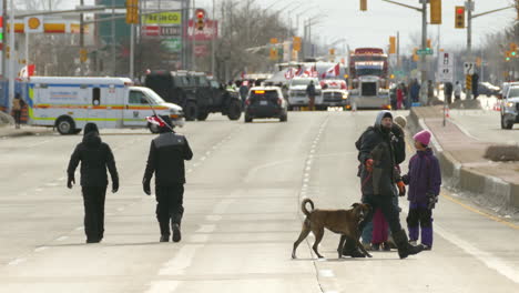 El-Convoy-De-La-Libertad-Protesta-Pacíficamente-En-El-Puente-Del-Embajador-De-Toronto,-Bloqueando-El-Tráfico-En-Demanda-De-Derechos-Humanos-Y-Libertad