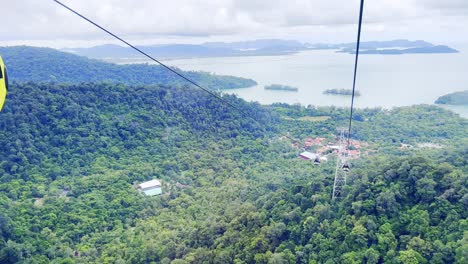 Una-Foto-De-Los-Teleféricos-Que-Se-Mueven-A-Lo-Largo-De-La-Cuerda-Sobre-La-Montaña-En-Langkawi