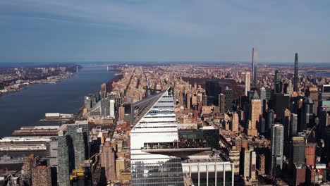 Vista-Aérea-Sobre-La-Plataforma-De-Borde-En-El-Rascacielos-De-30-Yardas-De-Hudson,-En-Nueva-York,-Ee.uu.