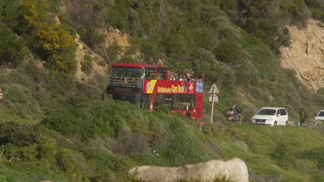 Touren-Mit-Dem-Roten-Doppeldeckerbus-Entlang-Der-Bergigen-Strandstraße-In-Kapstadt