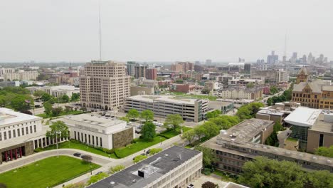 Campus-De-La-Universidad-Estatal-De-Wayne-Con-El-Horizonte-De-La-Ciudad-De-Detroit-Al-Fondo