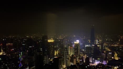 Una-Hermosa-Foto-De-Cerca-Graduada-En-Azul-De-La-Ciudad-De-Kuala-Lumpur