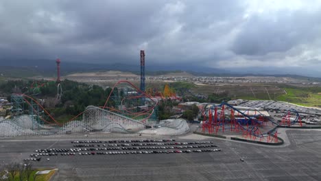 Six-Flags-Magic-Mountain-amusement-Park-cars-line-up-and-park,-aerial-hyperlapse