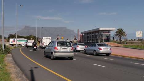 Rennbahn-Transit-Bushaltestelle-Mit-Dem-Tafelberg-Von-Kapstadt-Dahinter