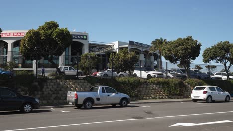 Paddocks-Shopping-Center-Mall-En-Blue-Sky-Cape-Town-Day,-Sudáfrica