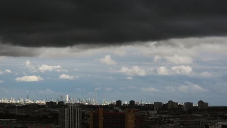 Impresionante-Lapso-De-Tiempo-De-Nubes-Oscuras-Y-Turbulentas-Que-Se-Deslizan-Sobre-El-Horizonte-De-Toronto,-Canadá,-Creando-Un-Cielo-Dramático-E-Intenso