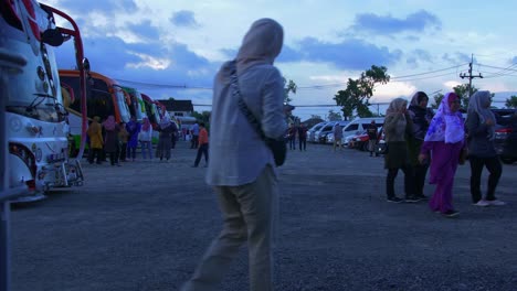 Shot-of-a-bus-top-close-to-Khlong-Hae-floating-market-with-locals-leaving-for-the-market-in-Songkhla-province,-Thailand-during-evening-time