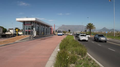 Autobús-Atlantis-En-La-Parada-De-Autobús-Del-Hipódromo-En-Ciudad-Del-Cabo,-Mesa-Mtn-Detrás