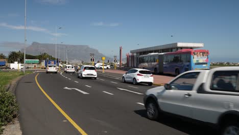 Autobús-Articulado-Se-Detiene-En-La-Parada-De-Autobús-Del-Hipódromo-En-La-Autopista-De-Ciudad-Del-Cabo