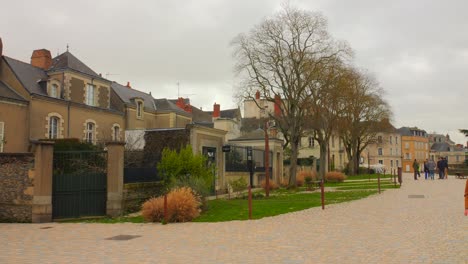 Castillo-En-El-Distrito-Histórico-Con-Gente-En-La-Calle-En-Ira,-Francia