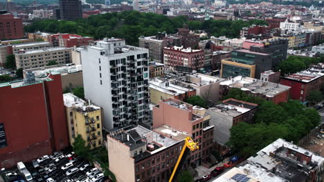 Drohnenaufnahme-Zeigt-Eine-Baustelle-An-Einem-Bahnhof-In-Harlem,-New-York,-USA