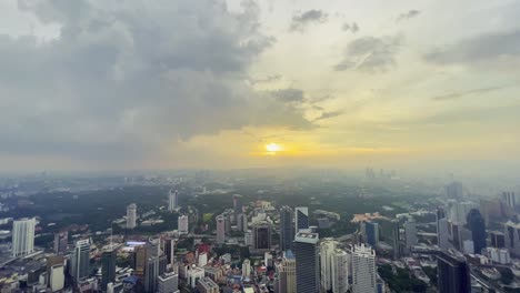 Eine-Ruhige-Drohnenaufnahme-Der-Stadt-Kuala-Lumpur-Bei-Sonnenuntergang