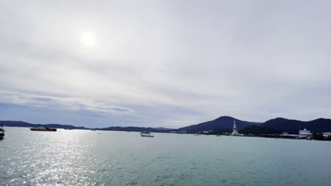 Ein-Blick-Auf-Yachten-Und-Kleine-Boote,-Die-Auf-Dem-Meer-Bei-Langkawi-Unterwegs-Sind