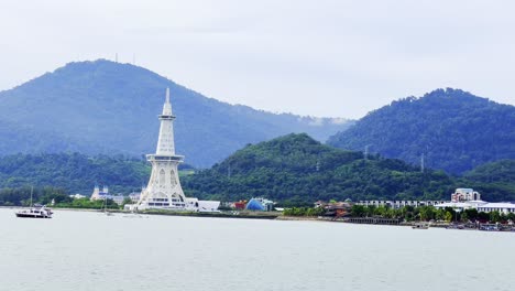 Eine-Aufnahme-Einer-Der-Touristenattraktionen-In-Langkawi-Ist-Der-Maha-Tower-Oder-Menara-Maha