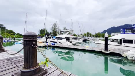 Una-Toma-Estática-De-Muchos-Yates-Atracados-En-El-Muelle-De-La-Isla-Langkawi-Malasia