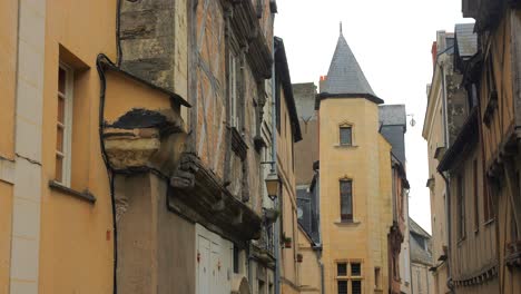 Arquitectura-Antigua-Del-Centro-Histórico-De-Las-Iras-En-Francia---ángulo-Bajo