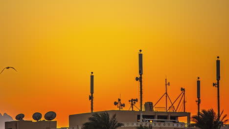 Enormes-Mástiles-De-Antena-En-La-Parte-Superior-Del-Techo-De-Un-Edificio-En-Un-País-Tropical