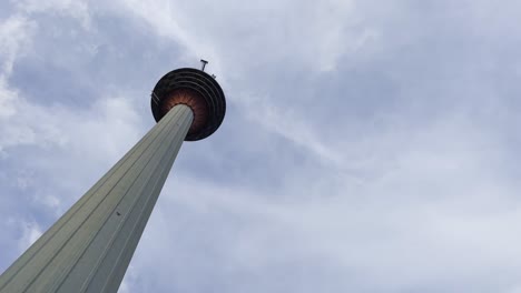 Eine-Aufnahme-Des-KL-Tower-In-Malaysia,-Der-Für-Seinen-Aussichtspunkt-Bekannt-Ist