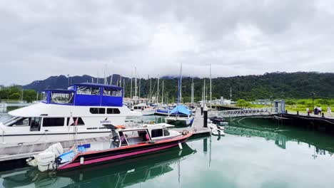 Una-Vista-Panorámica-De-Todos-Los-Yates-En-El-Muelle-De-La-Isla-En-Langkawi