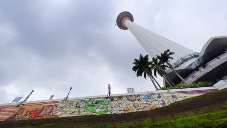 Una-Toma-En-ángulo-Bajo-De-La-Famosa-Torre-Kl-En-Malasia