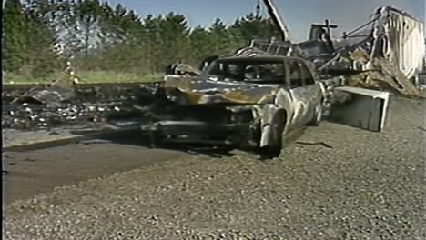 1980S-TOW-TRUCK-CLEANS-UP-WRECK-ON-FREEWAY