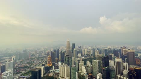 Eine-Drohnenaufnahme-Der-Skyline-Der-Stadt-Kuala-Lumpur,-Malaysia