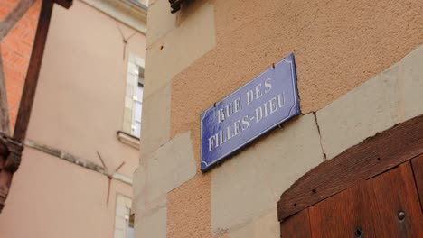 Ein-Blick-Auf-Die-Straßenbeschilderung-Der-Rue-Saint-Aignan-In-Angers,-Pays-De-La-Loire,-Frankreich