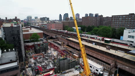 Grúa-De-Construcción-En-Una-Estación-De-Tren-En-Harlem,-Nyc,-Usa---Vista-Aérea-Ascendente