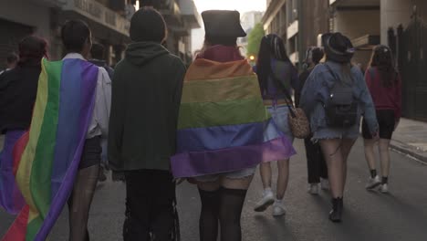 Cámara-Lenta:-Grupo-De-Personas-Con-Banderas-Multicolores-Marchando-En-La-Carretera-De-Buenos-Aires-Durante-El-Desfile-Del-Orgullo-Lgbt